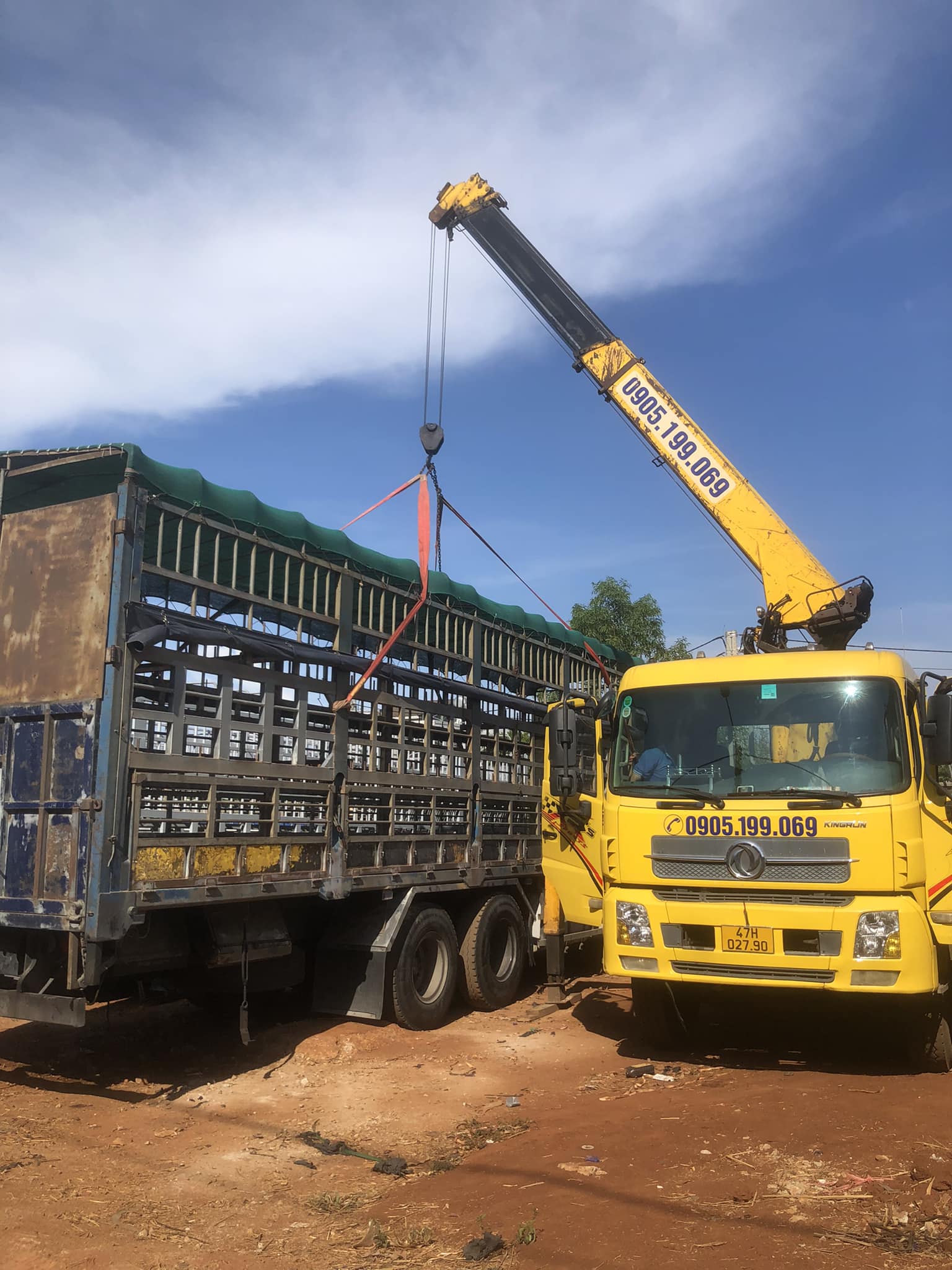 Xe cẩu 10 tấn Ngọc Thọ đang vận chuyển container tại Đắk Lắk